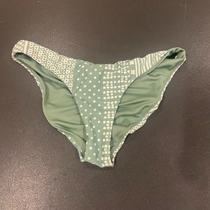 o’neill green and white patterned swimsuit bottoms
